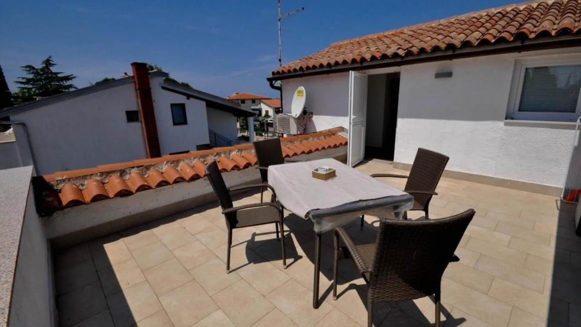 Schoene Wohnung In Novigrad Mit Privatem Parkplatz Karpinjan