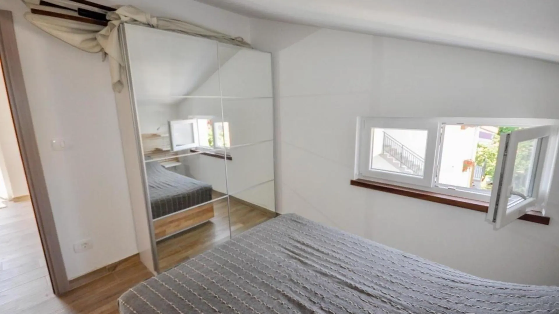 Apartmán Schoene Wohnung In Novigrad Mit Privatem Parkplatz Karpinjan