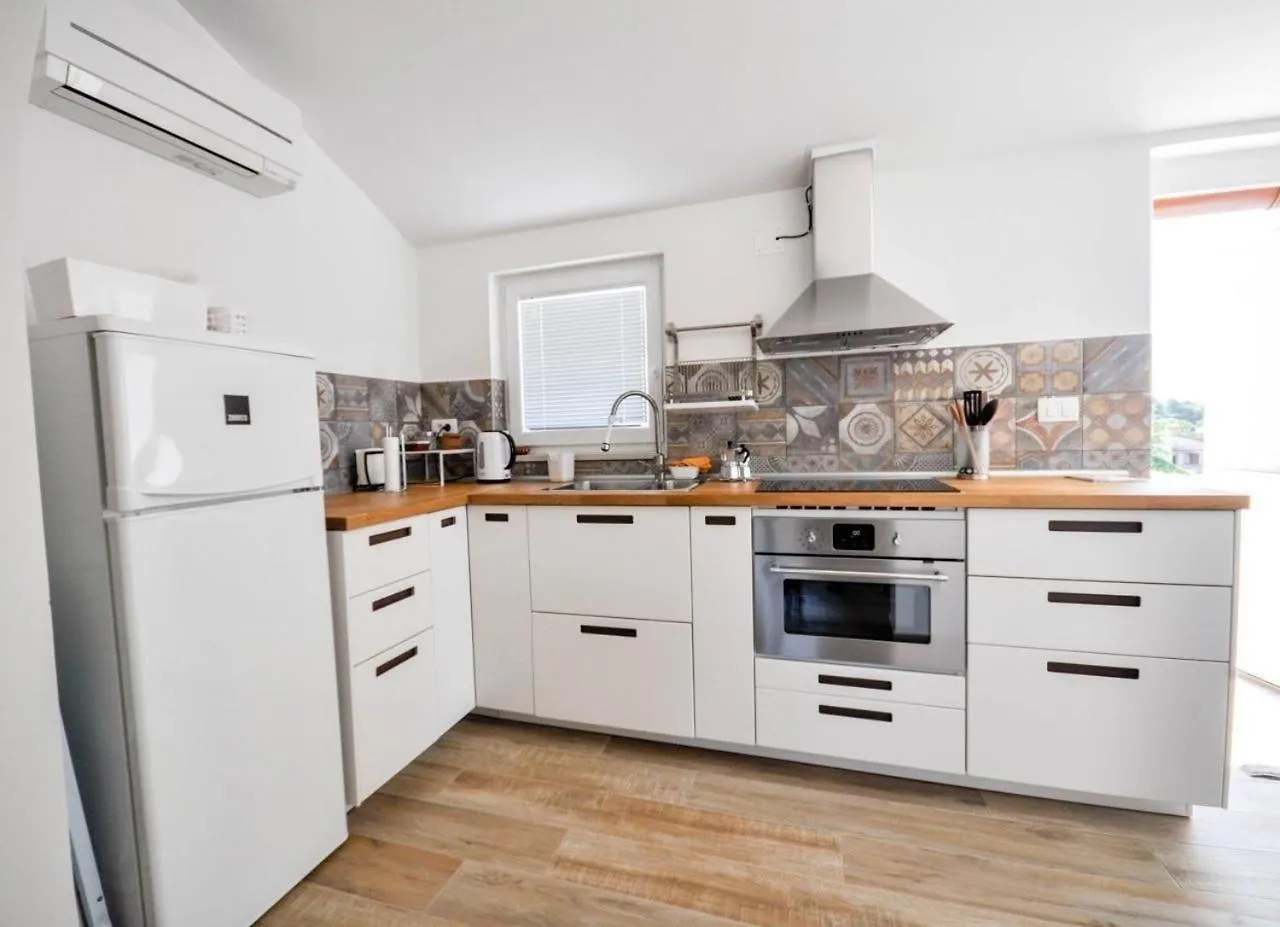 Schoene Wohnung In Novigrad Mit Privatem Parkplatz Karpinjan Apartment