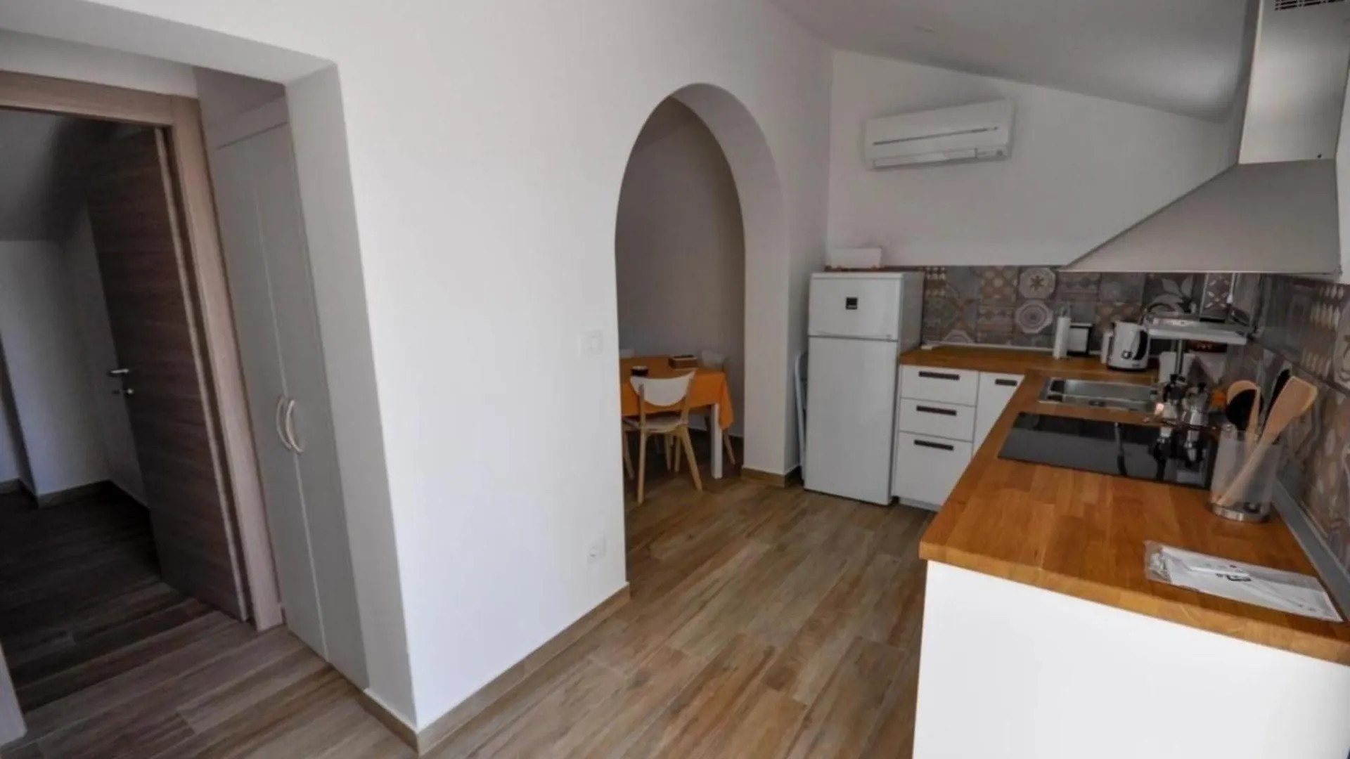 Schoene Wohnung In Novigrad Mit Privatem Parkplatz Karpinjan