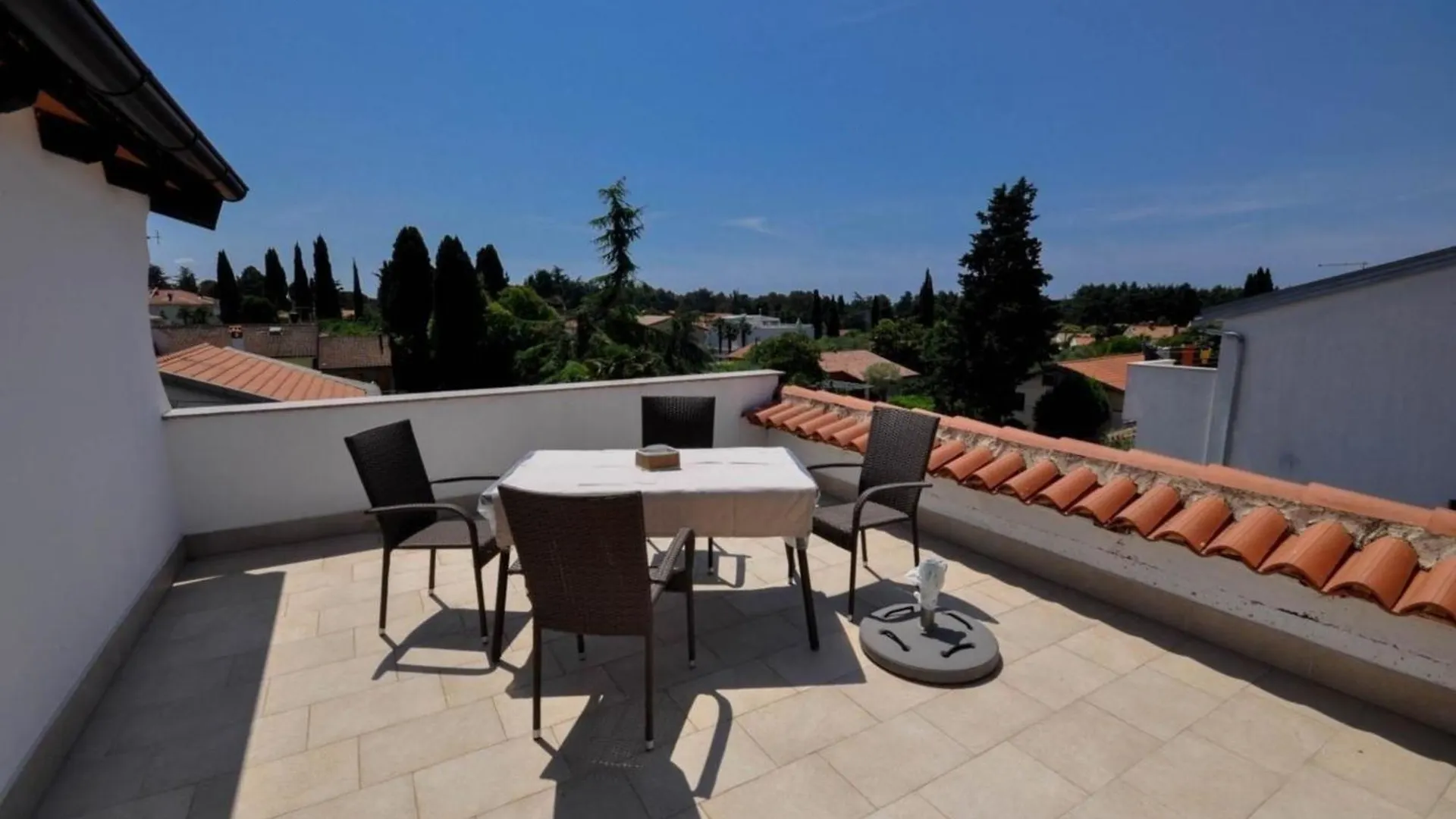 Schoene Wohnung In Novigrad Mit Privatem Parkplatz Karpinjan Apartment